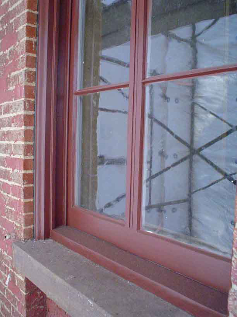 The new color of the woodwork can clearly be seen now on the windows. It is a very elegant  reddish brown and gives a very different impression from the white color they were painted.