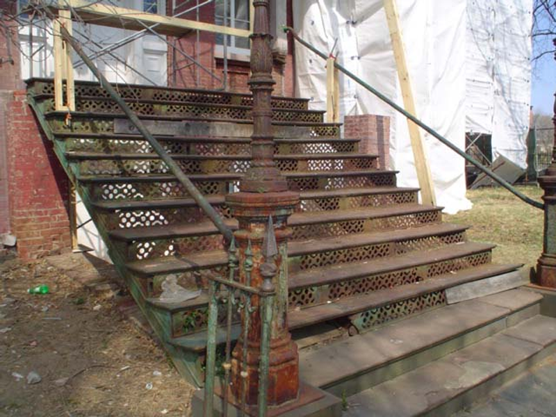 In late spring, the unrestored stairs were carefully dismantled, catalogued and taken to 
the shop for full restoration.